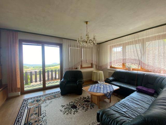 Wohnzimmer mit Balkon