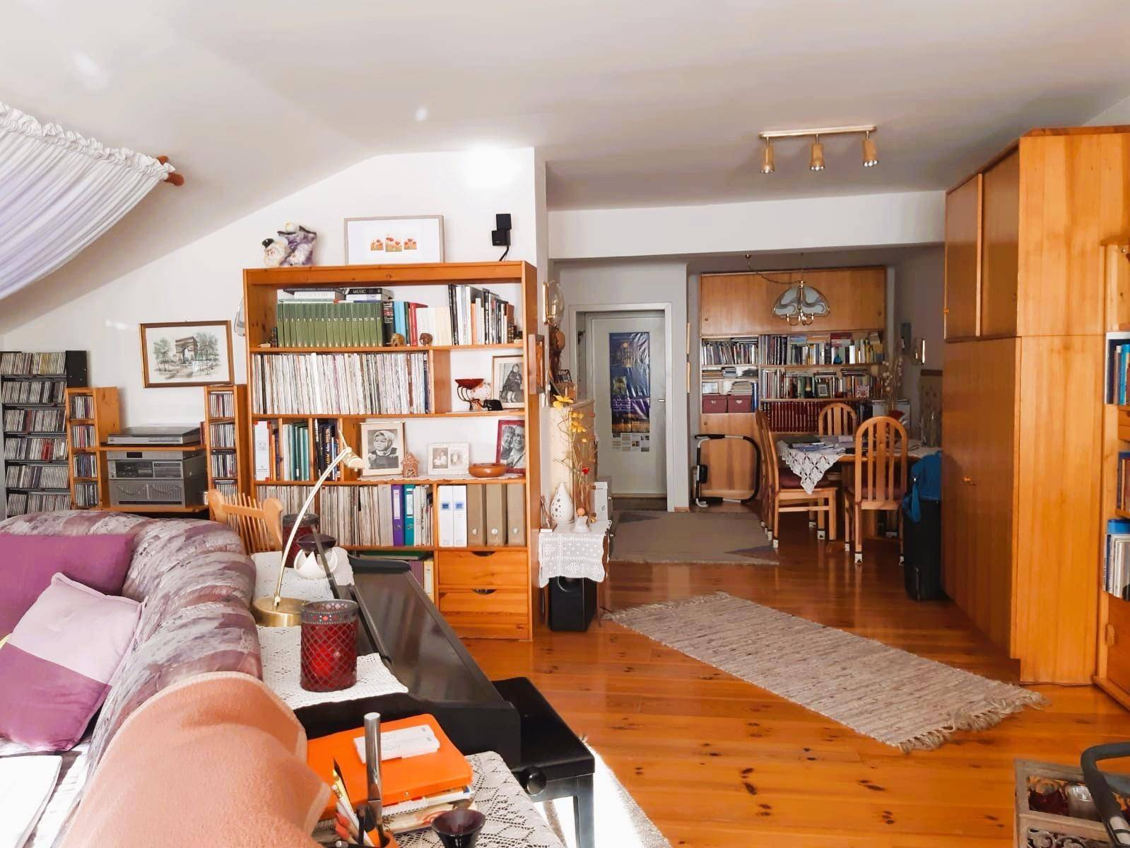sehr geräumiges Wohnzimmer im OG(57m²)