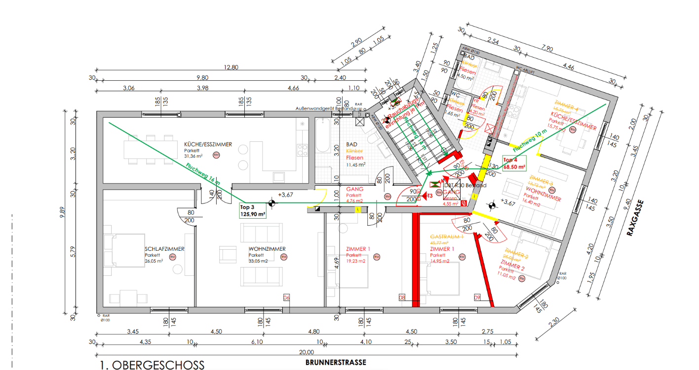Grundriss des Obergeschosses mit mehreren Wohnungen, Balkonen und Treppenhaus.
