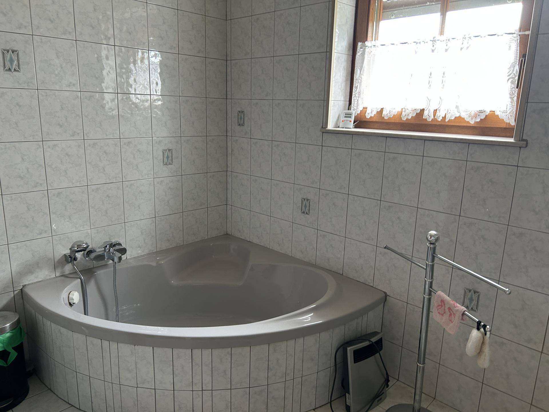 Bad mit Eckbadewanne