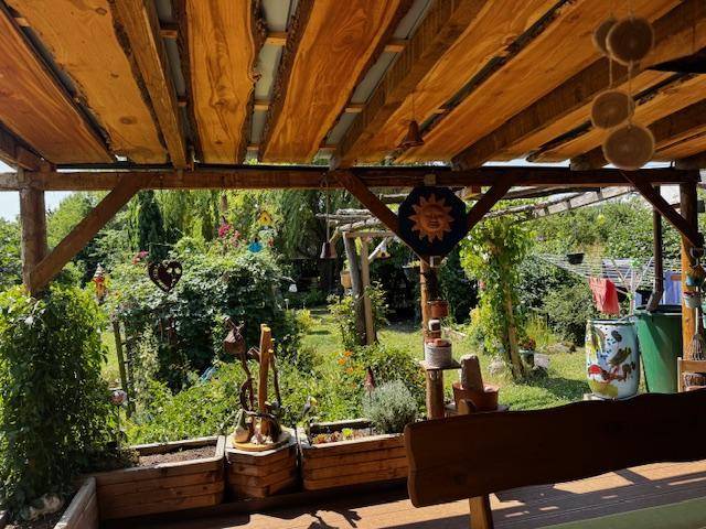 Blick in den Garten von der neu überdachten Terrasse