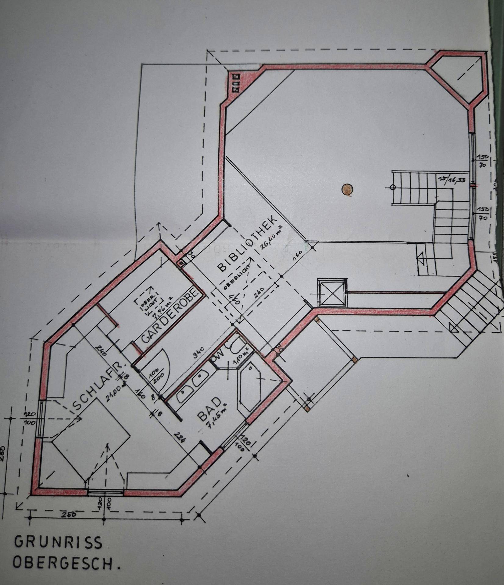 Grundriss des Obergeschosses mit Schlafzimmer, Bad, Garderobe und Bibliothek.