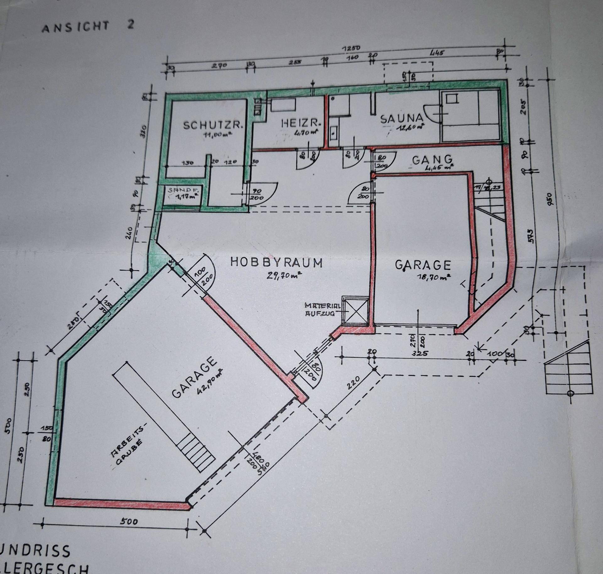Grundriss des Kellergeschosses mit Hobbyraum, zwei Garagen, Heizraum und Sauna.