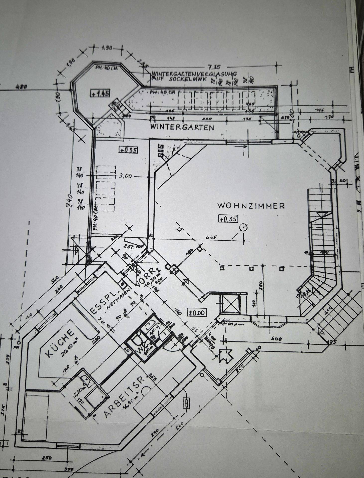 Grundriss des Erdgeschosses mit offenem Wohnzimmer, Küche, Essplatz und Wintergarten.