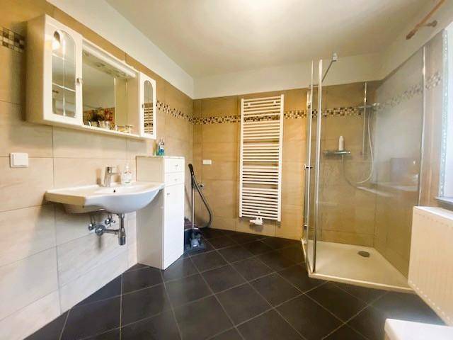 Badezimmer mit Wanne und Dusche