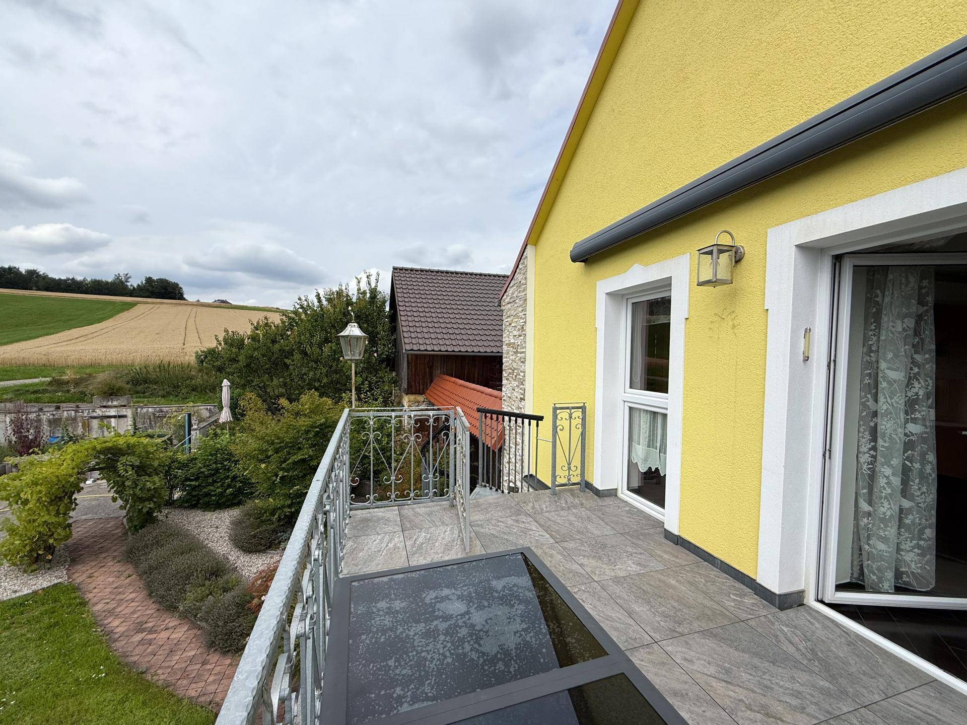 Terrasse OG mit Blick auf Garten