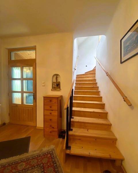 Top 1: Eingang, Treppe ins OG