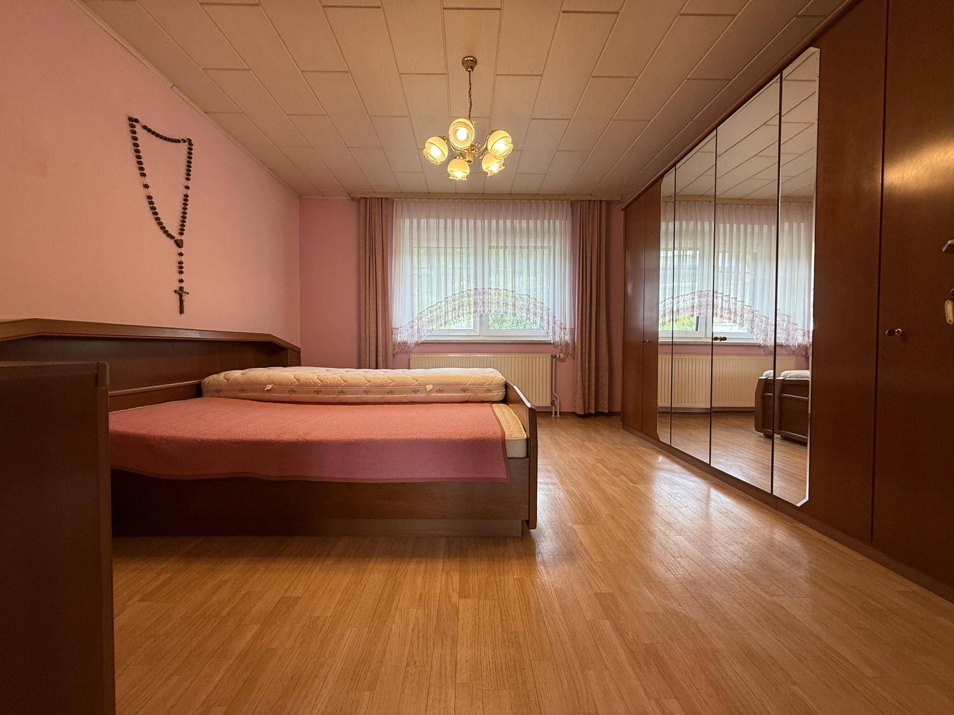 EG: Schlafzimmer 1