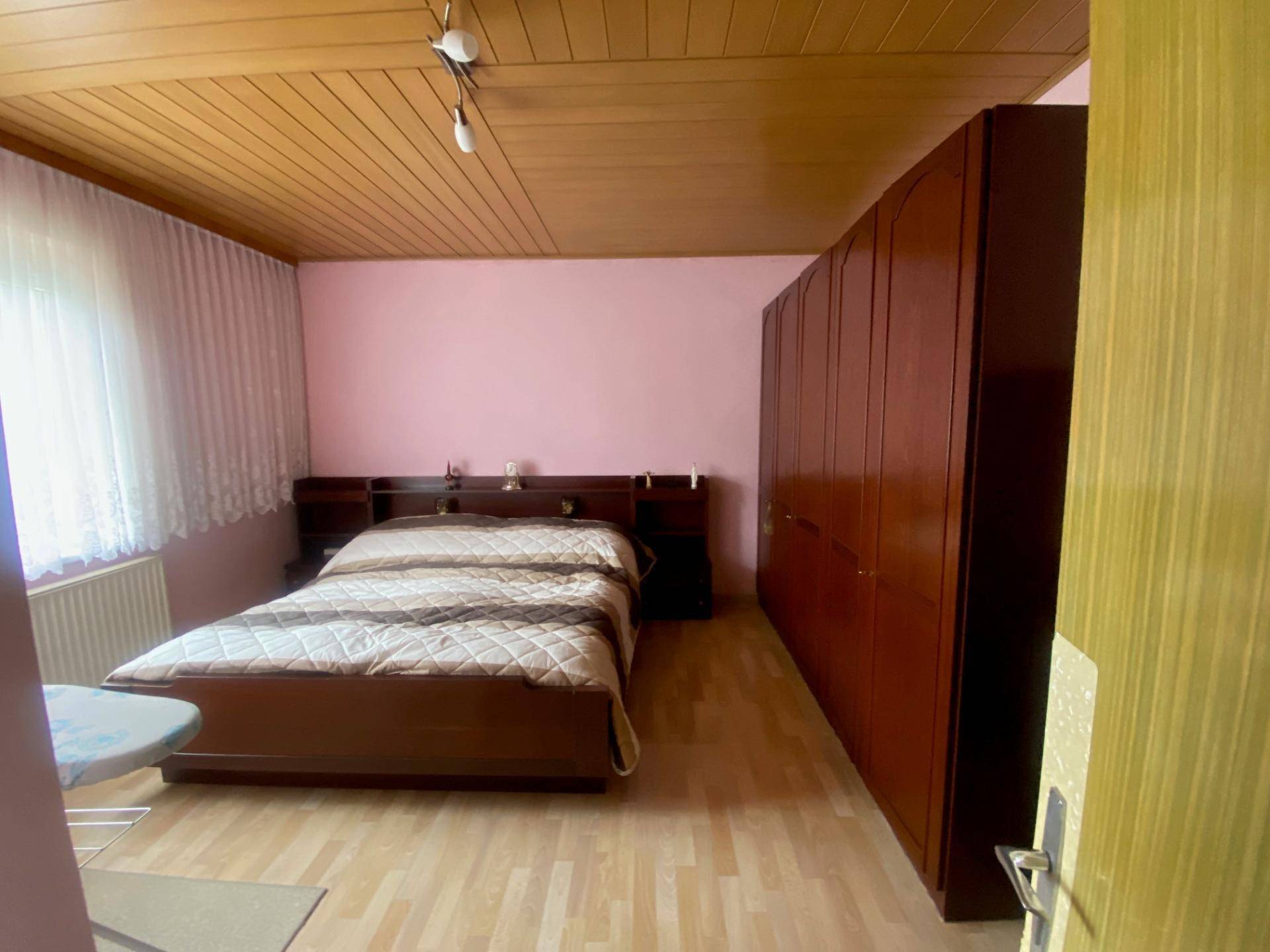 Schlafzimmer 1
