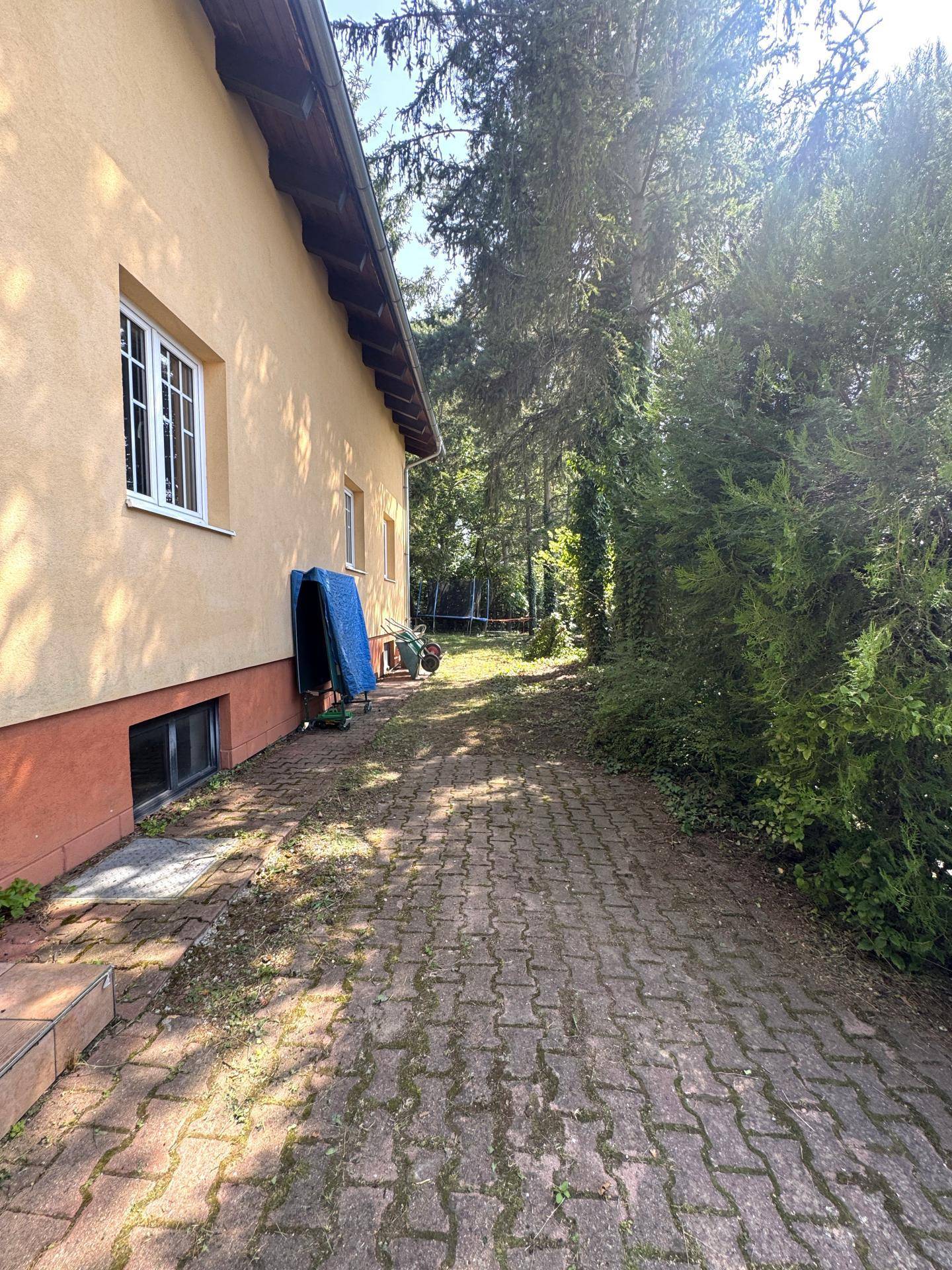 KFZ Abstellplatz vor dem Haus