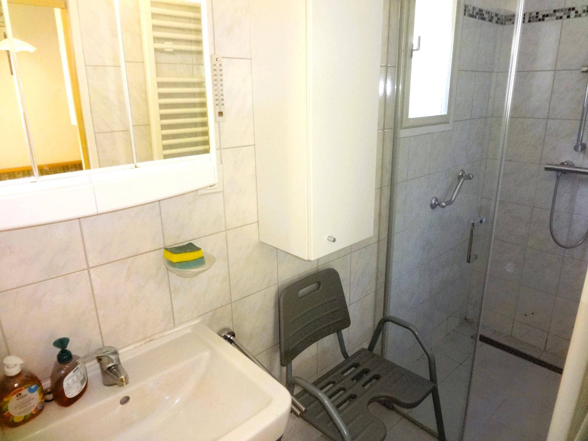 Badezimmer mit Dusche