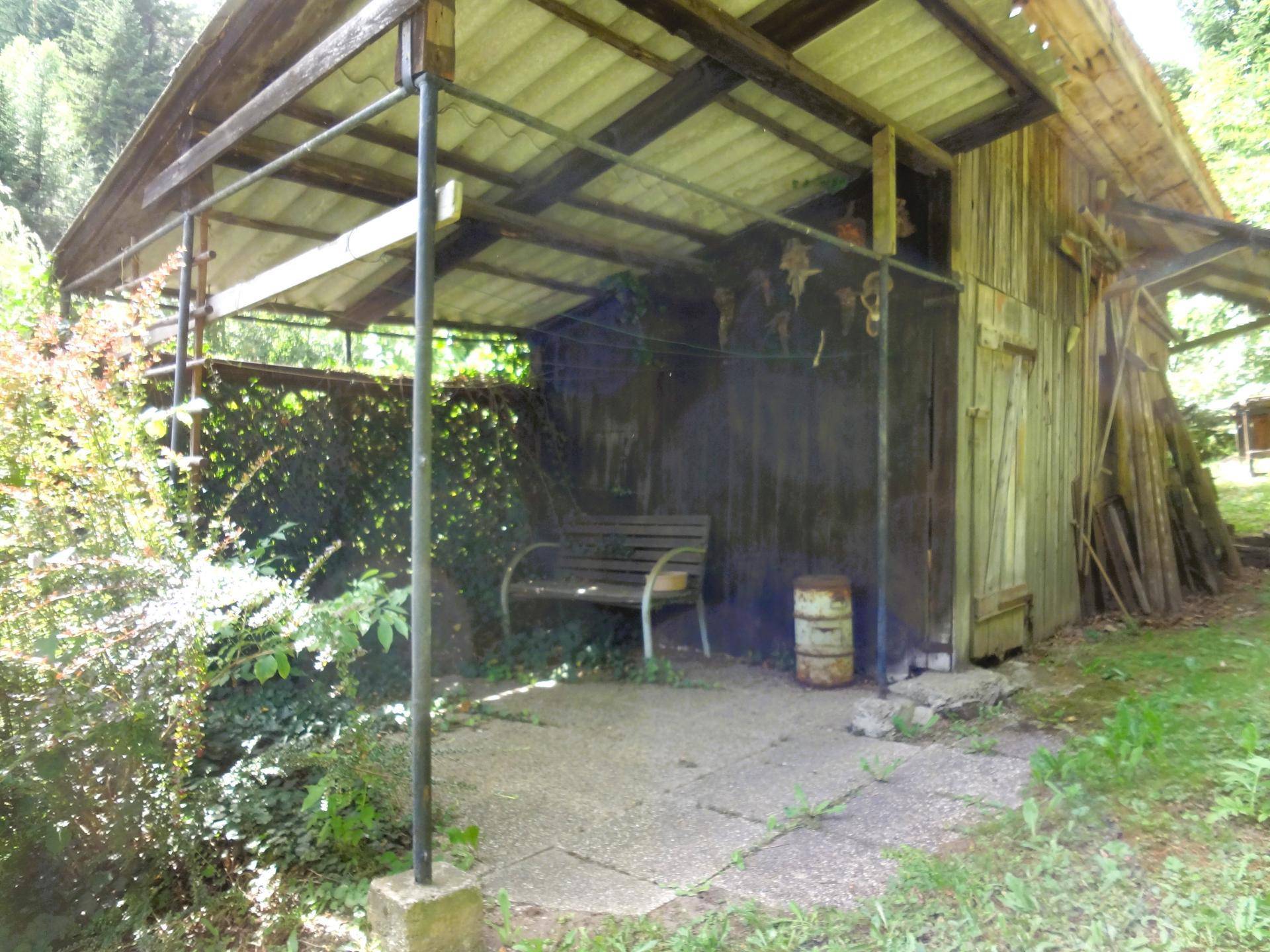 einfache Gartenhütte
