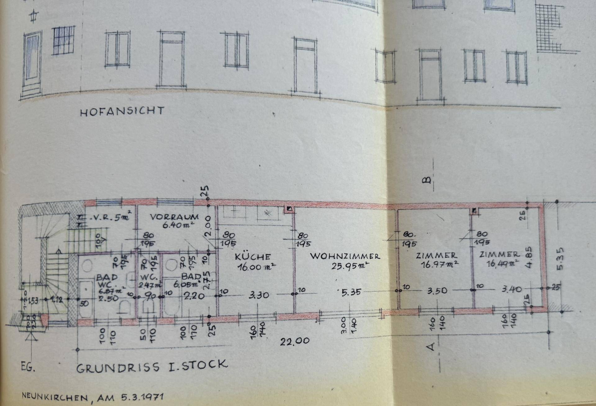 Detaillierter handgezeichneter Grundriss mit Raumaufteilung und Maßen.