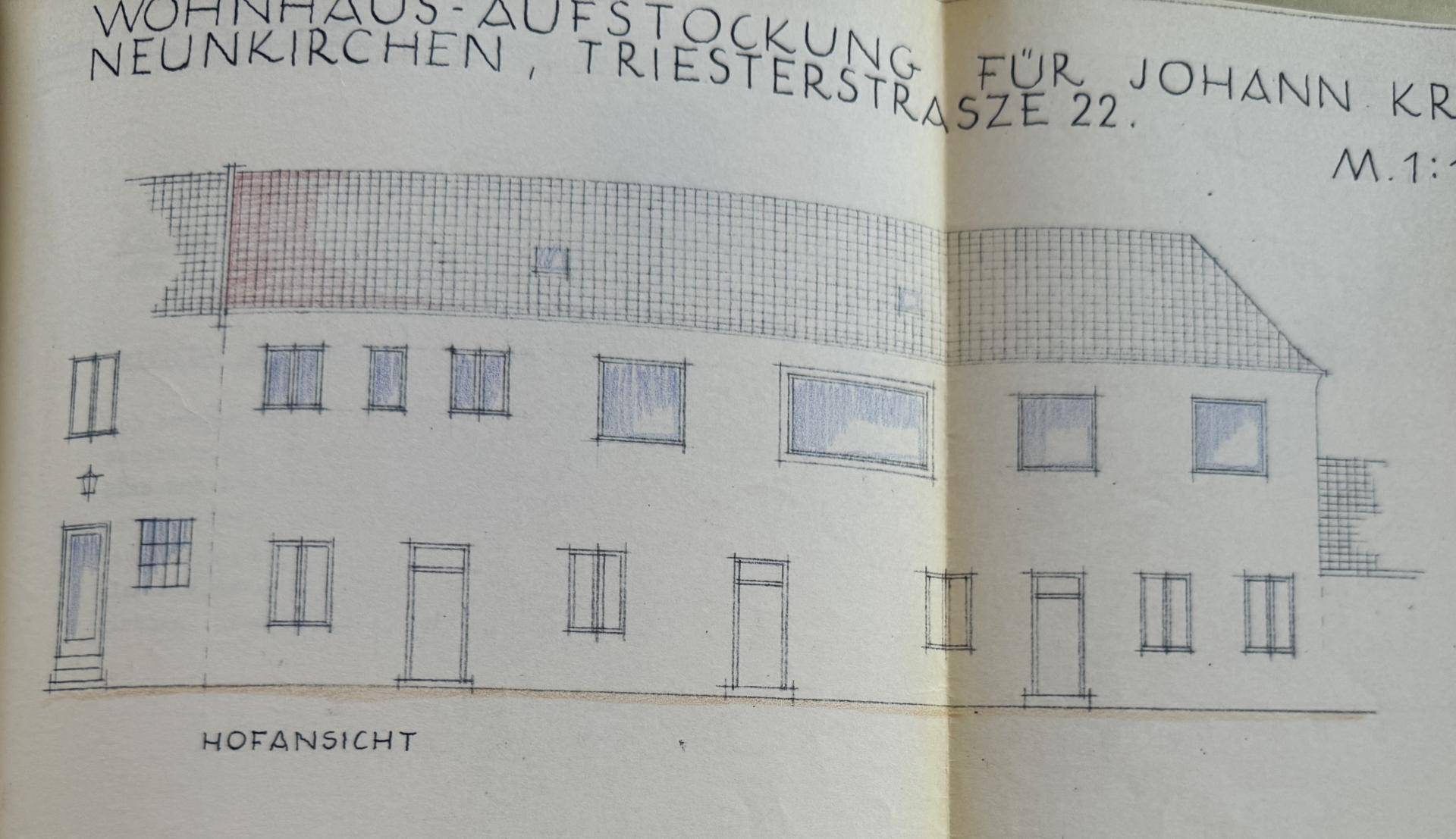 Handgezeichnete Hofansicht des Wohnhauses mit Fenstern und Türen.