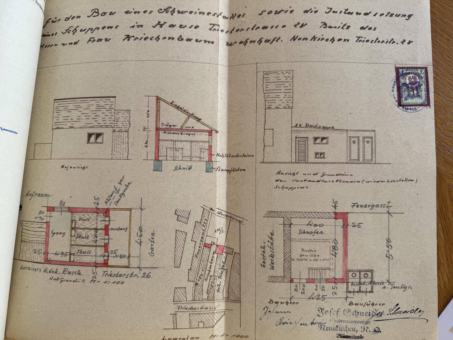 Historische Baupläne mit verschiedenen Ansichten und Details zur Gebäudestruktur.