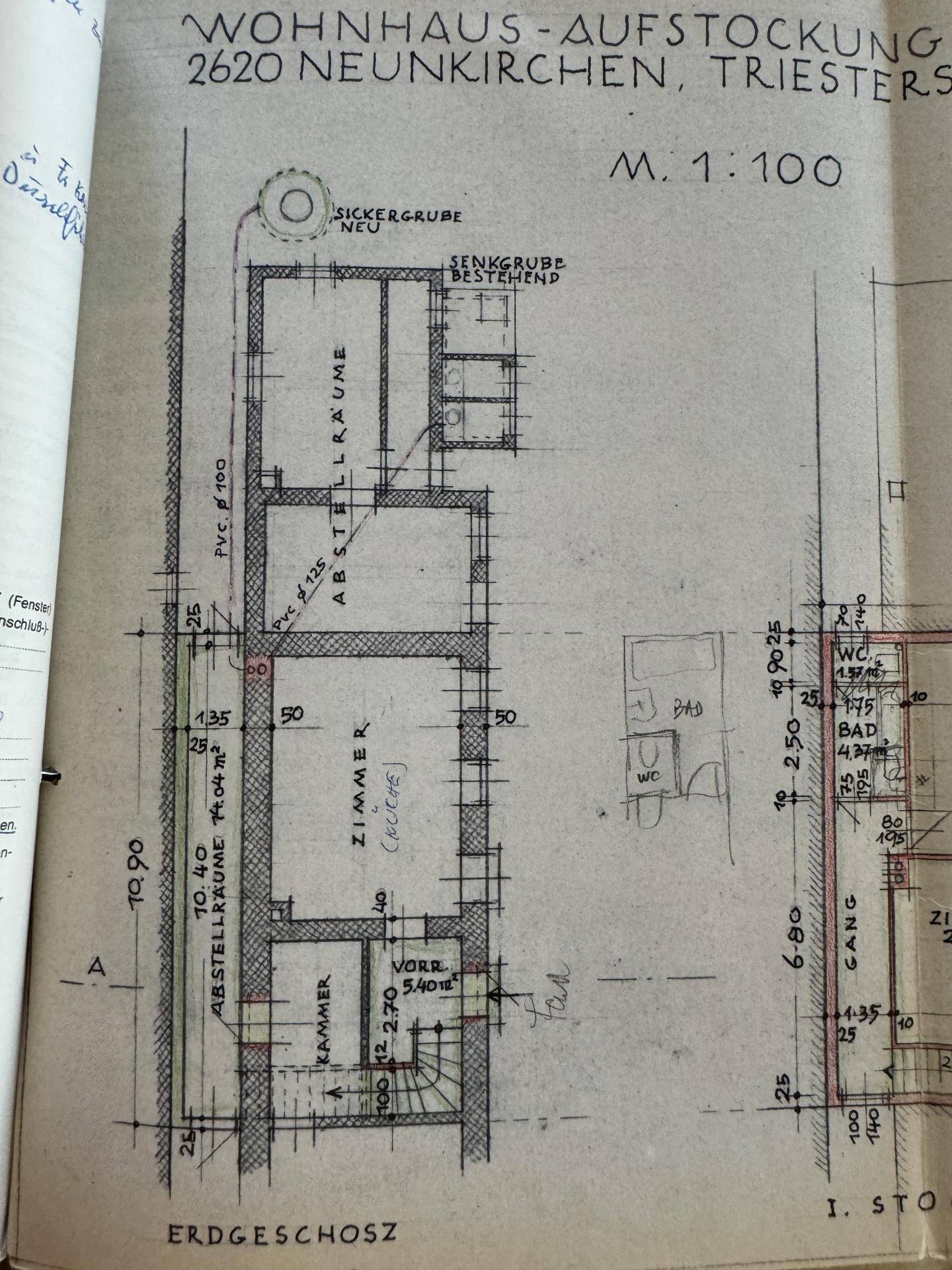 Handgezeichneter Grundriss des Erdgeschosses mit Zimmern, Abstellräumen und Sanitärbereichen.