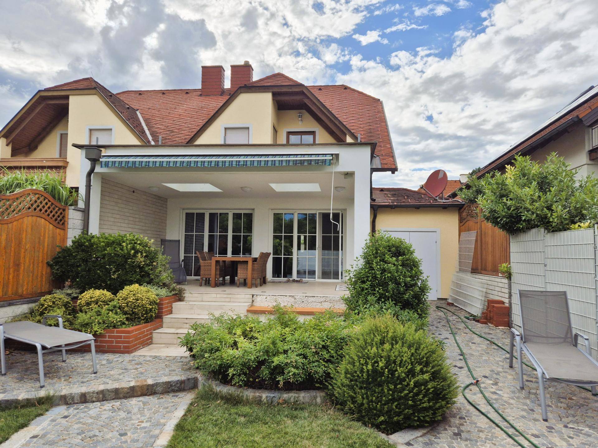 Blick zur überdachten Terrasse
