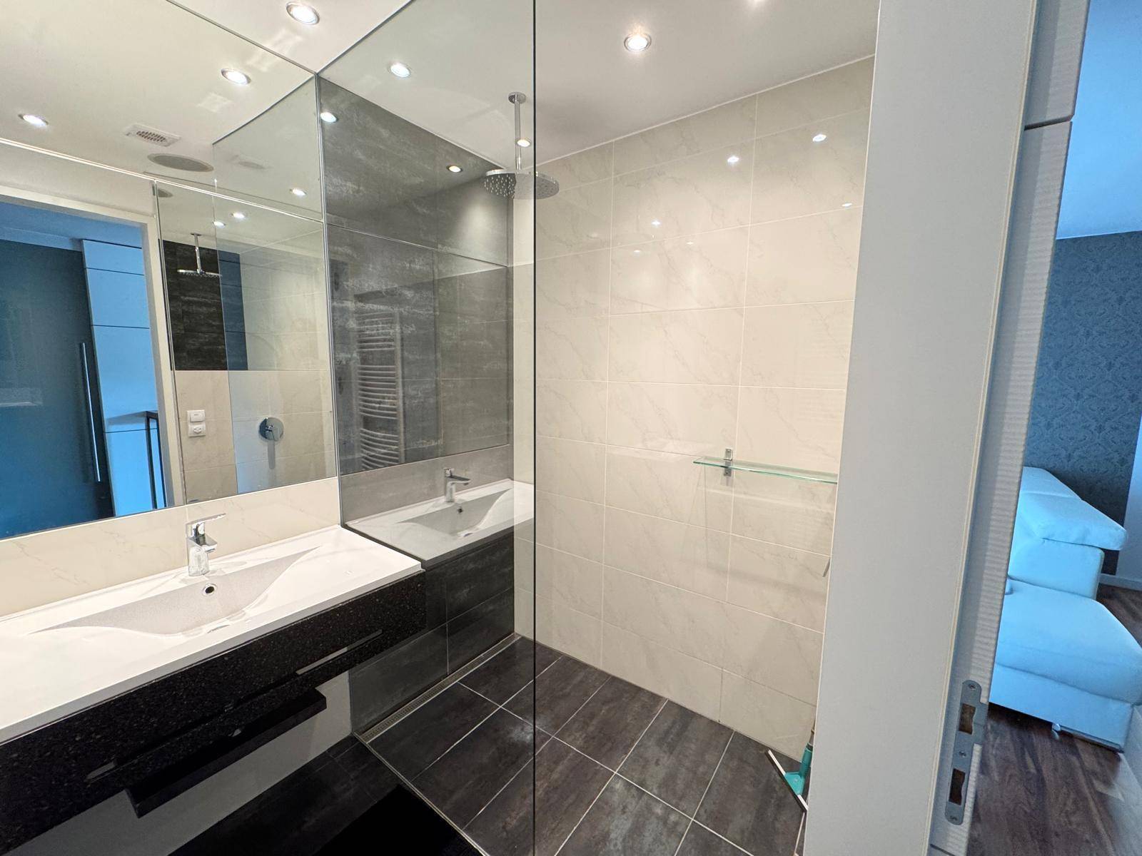 2. Badezimmer mit barrierefreie Dusche