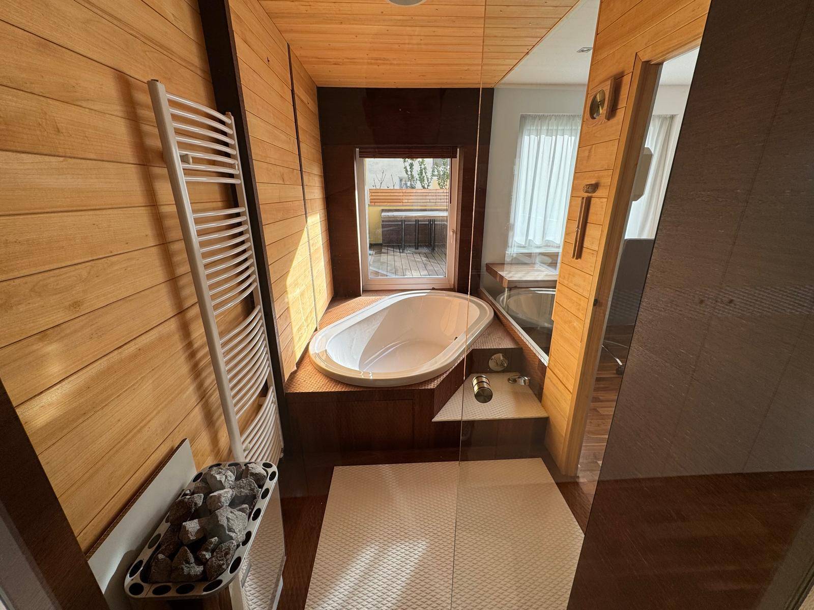 Badezimmer mit Blick zur Loggia
