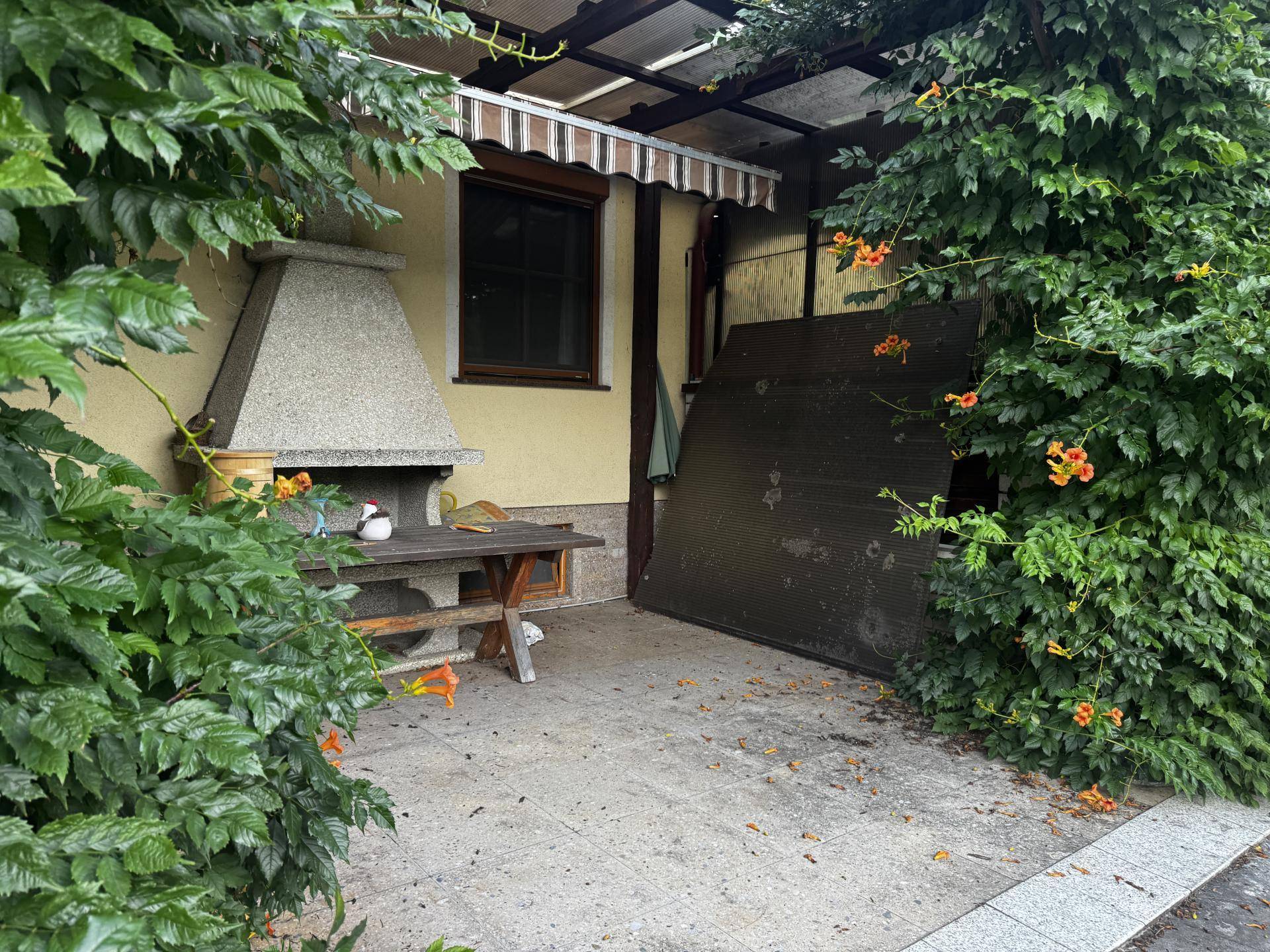 schöner überdachter Grillplatz