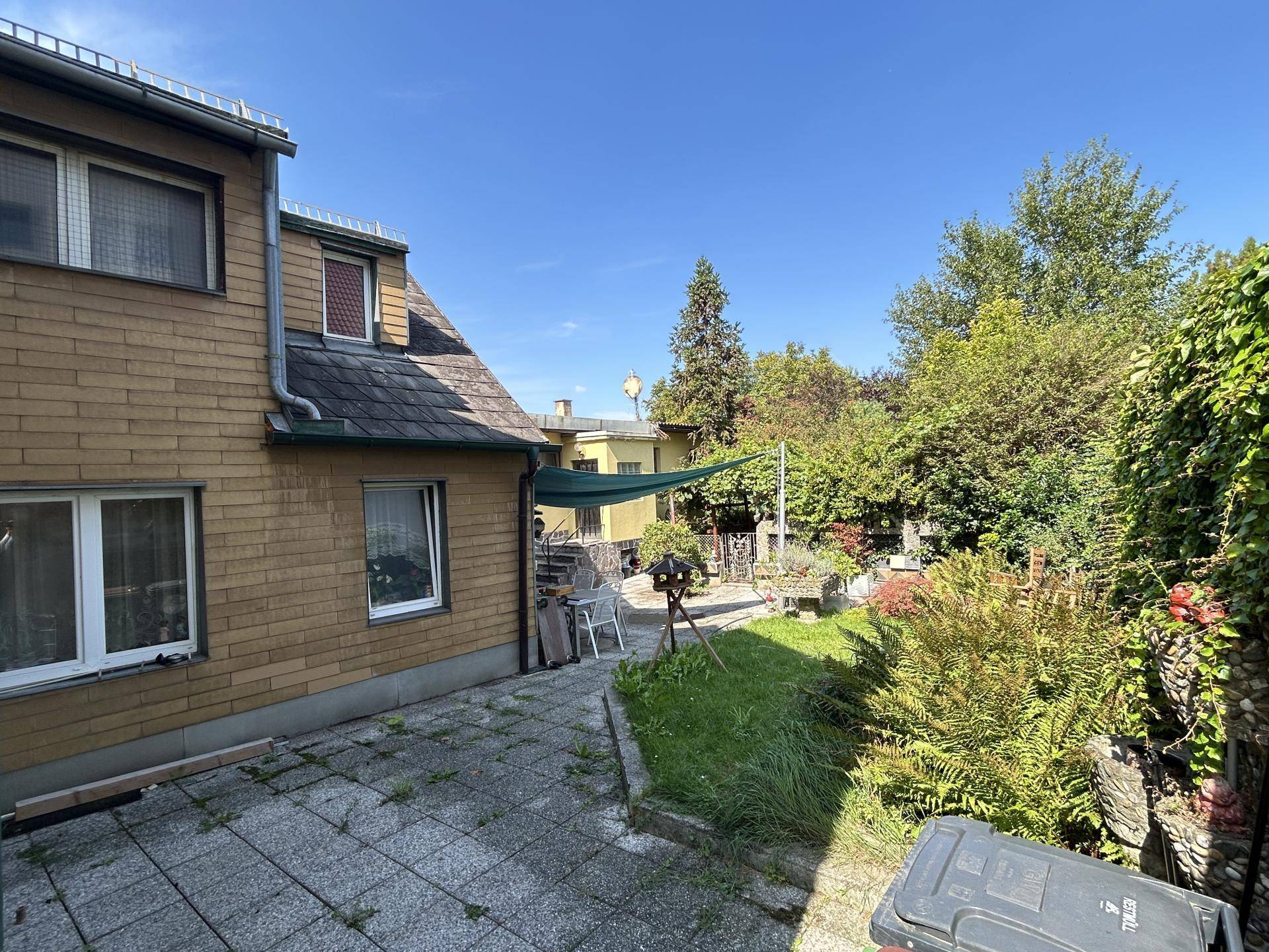 Hausansicht Rückseite alter Teil & Garten