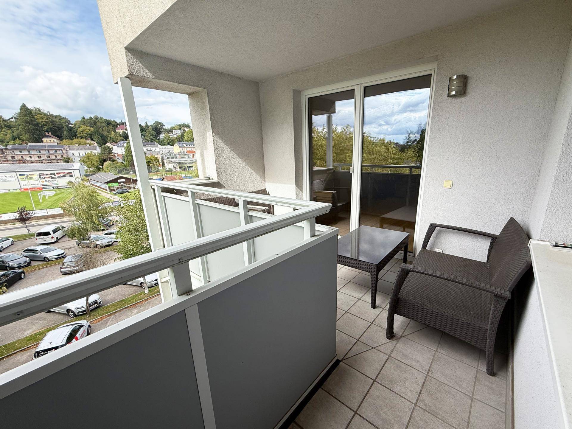 Loggia mit Blick gen Freizeitzentrum / Sportplatz