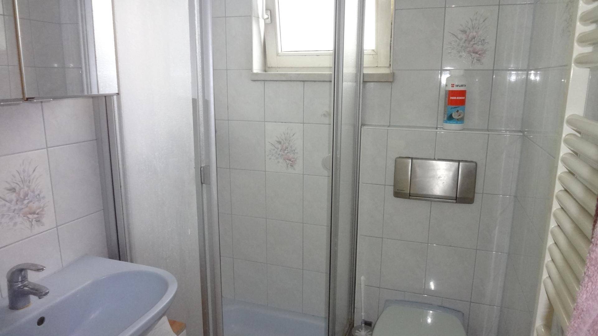 Badezimmer mit Dusche und WC