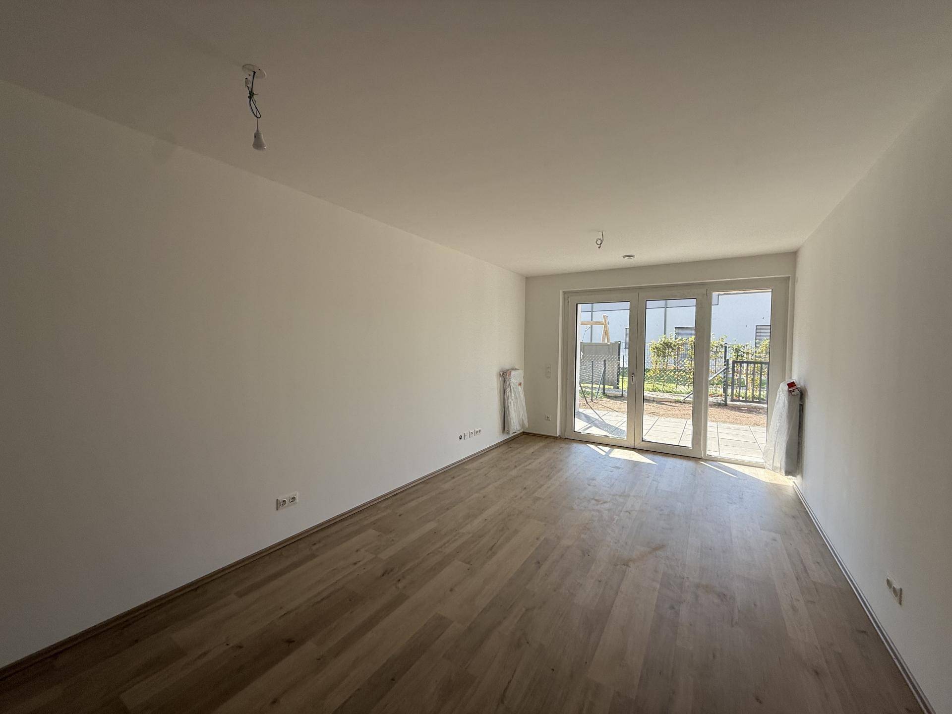 Haus_1_Top_2_Wohnbereich_mit_Blick_auf_Terrasse