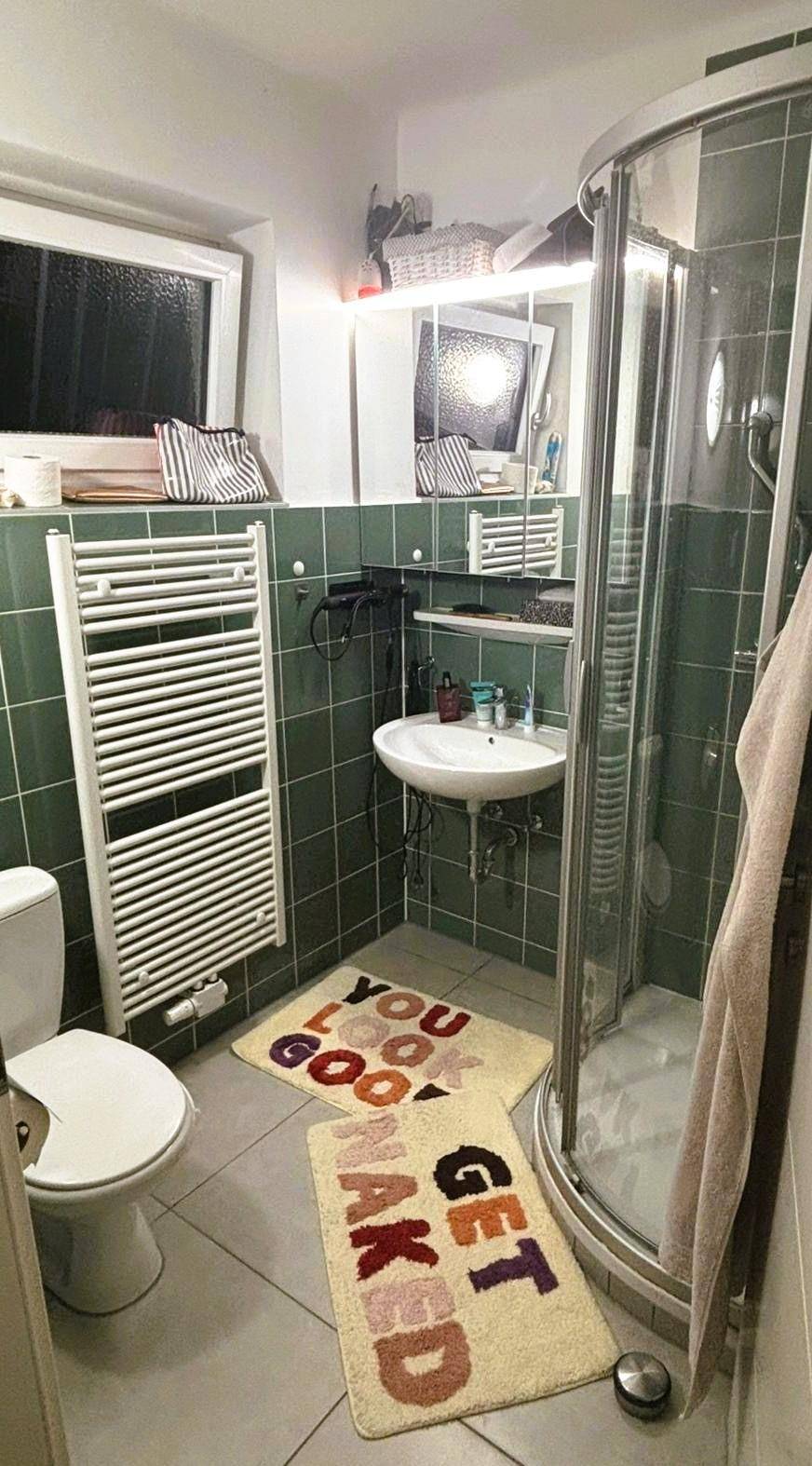 Badezimmer mit Dusche und WC EG