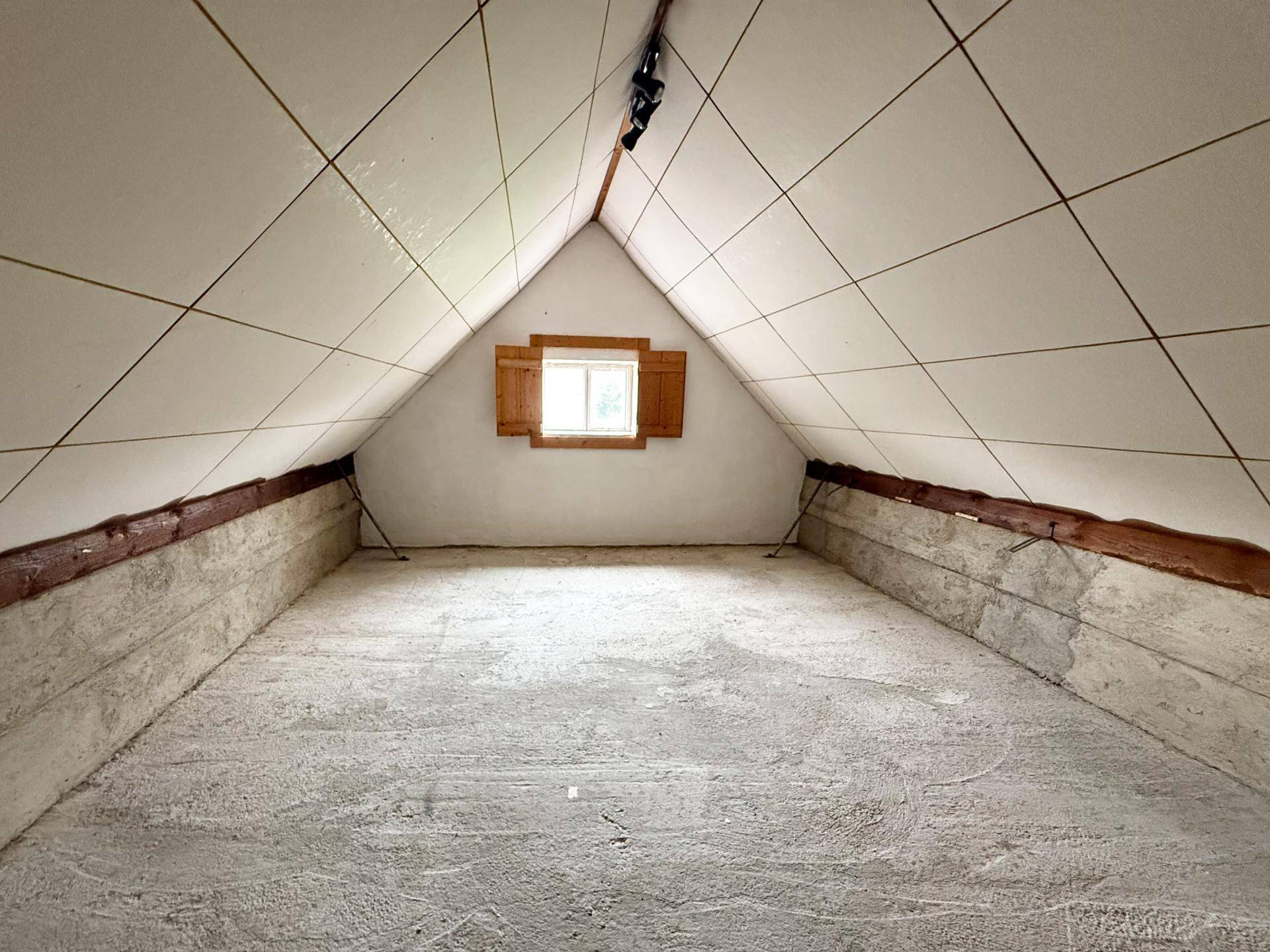 Noch nicht ausgebauter Dachbodenbereich