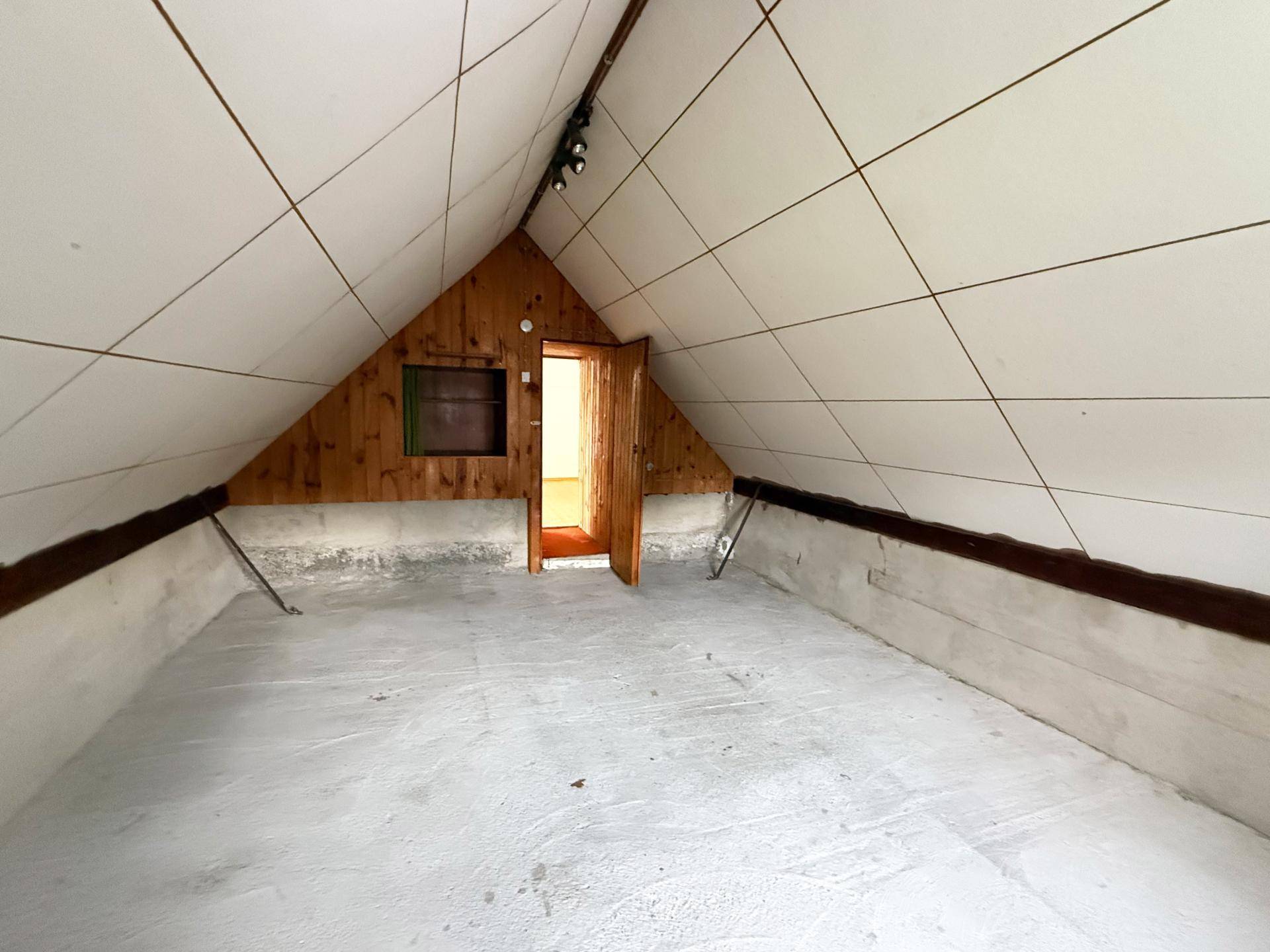 Noch nicht ausgebauter Dachbodenbereich