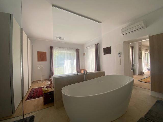offener Schlafbereich mit Badezimmer