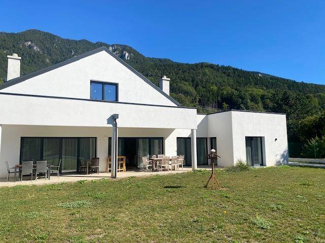 Außenansicht mit Garten und Terrasse