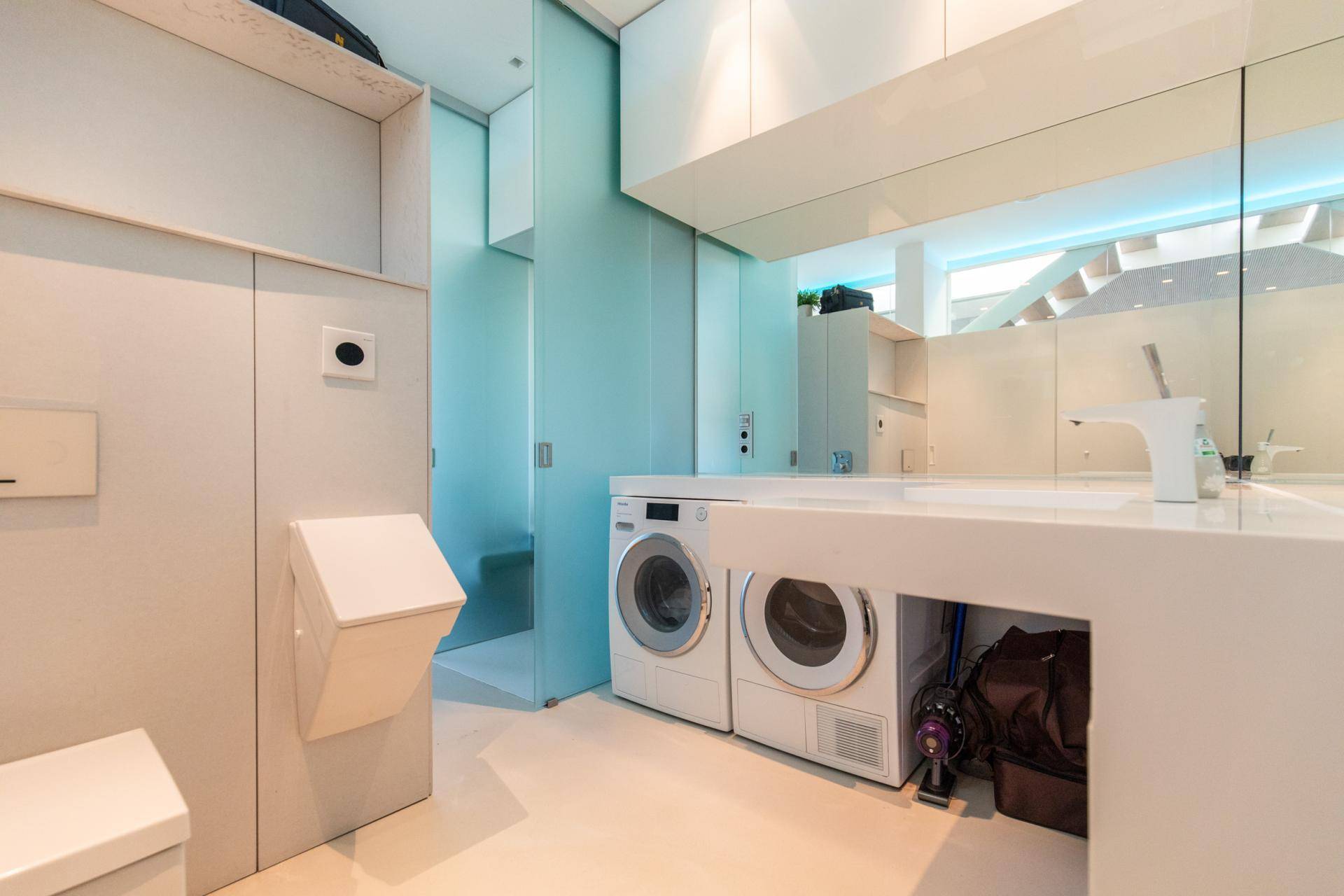 Badezimmer mit Dusche und WC EG