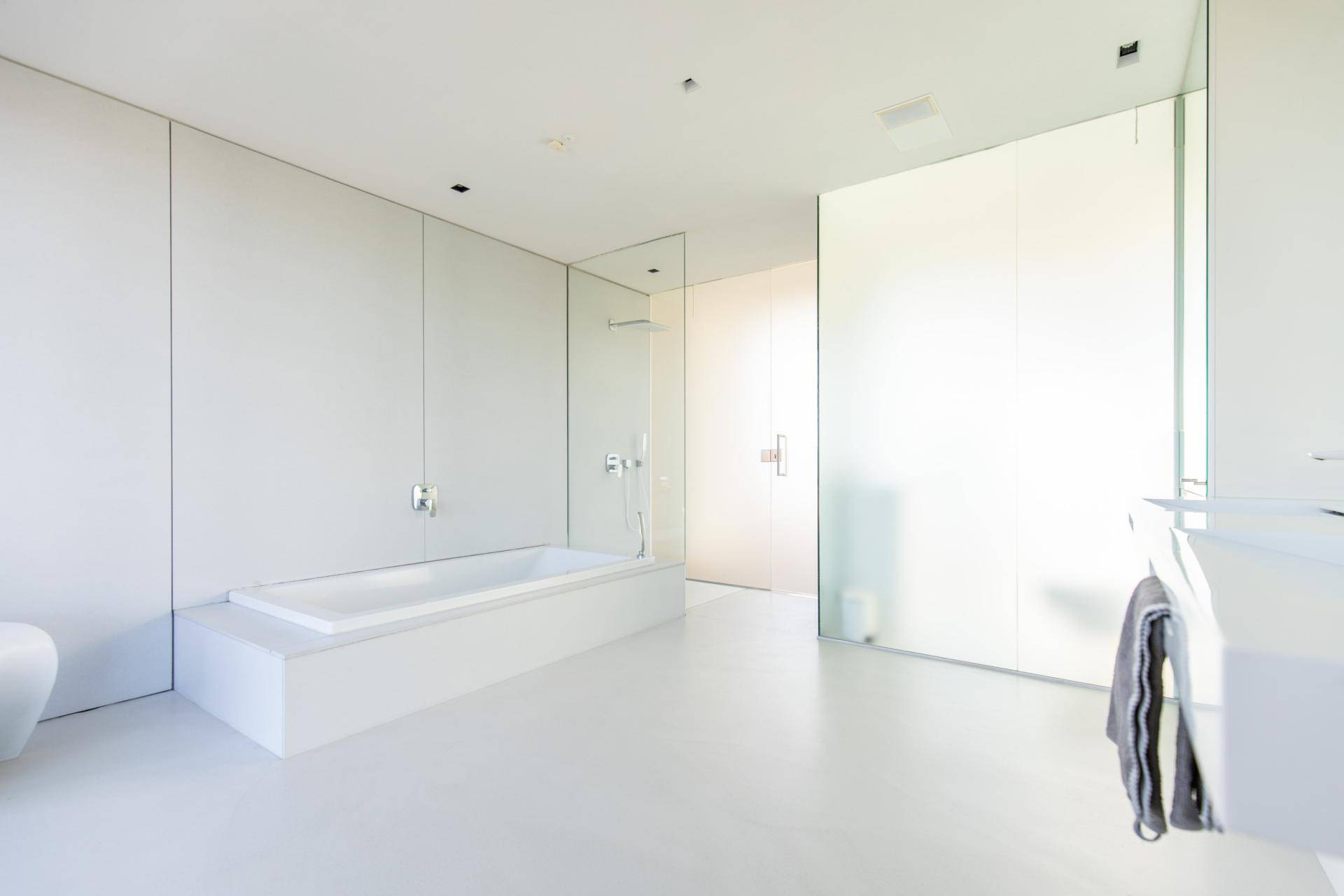 Badezimmer mit Badewanne und WC OG