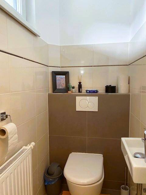WC mit Waschbecken