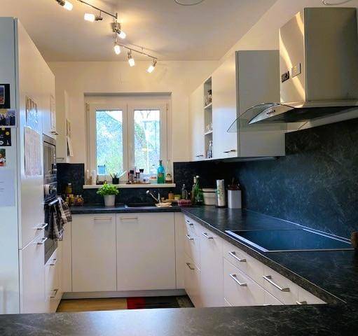 moderne Küche mit Geräten
