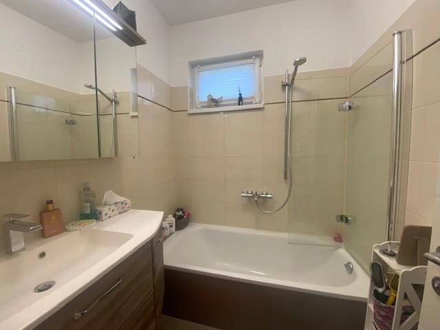 Badezimmer mit Wanne und Duschwand