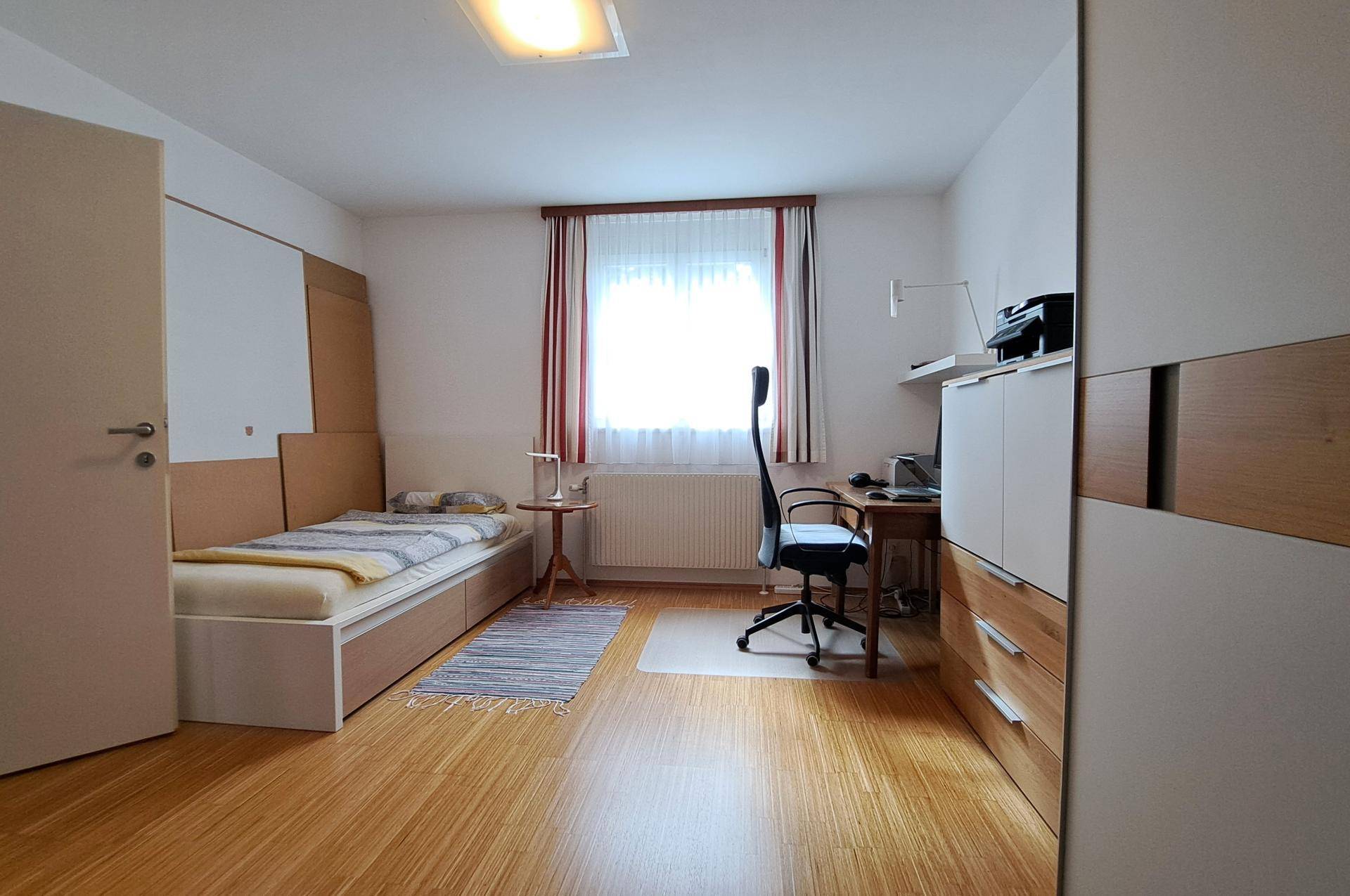 Schlafzimmer Bild 1