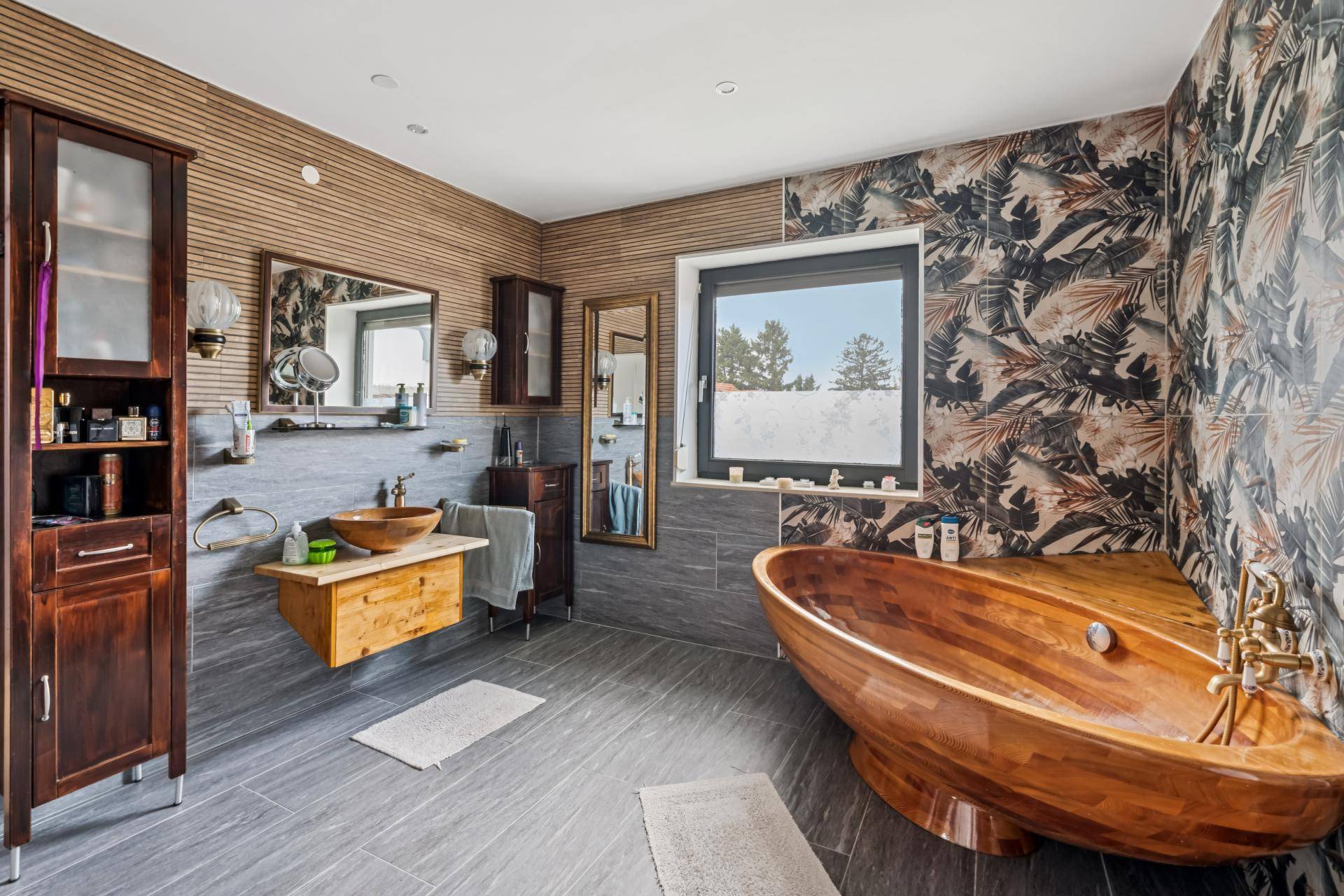 Modernes Badezimmer mit einzigartiger Holzbadewanne, Holzwaschbecken und gemusterten Fliesen.
