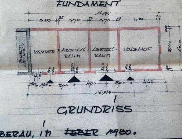 Alter Grundrissplan des Fundaments mit Kammer- und Abstellräumen.