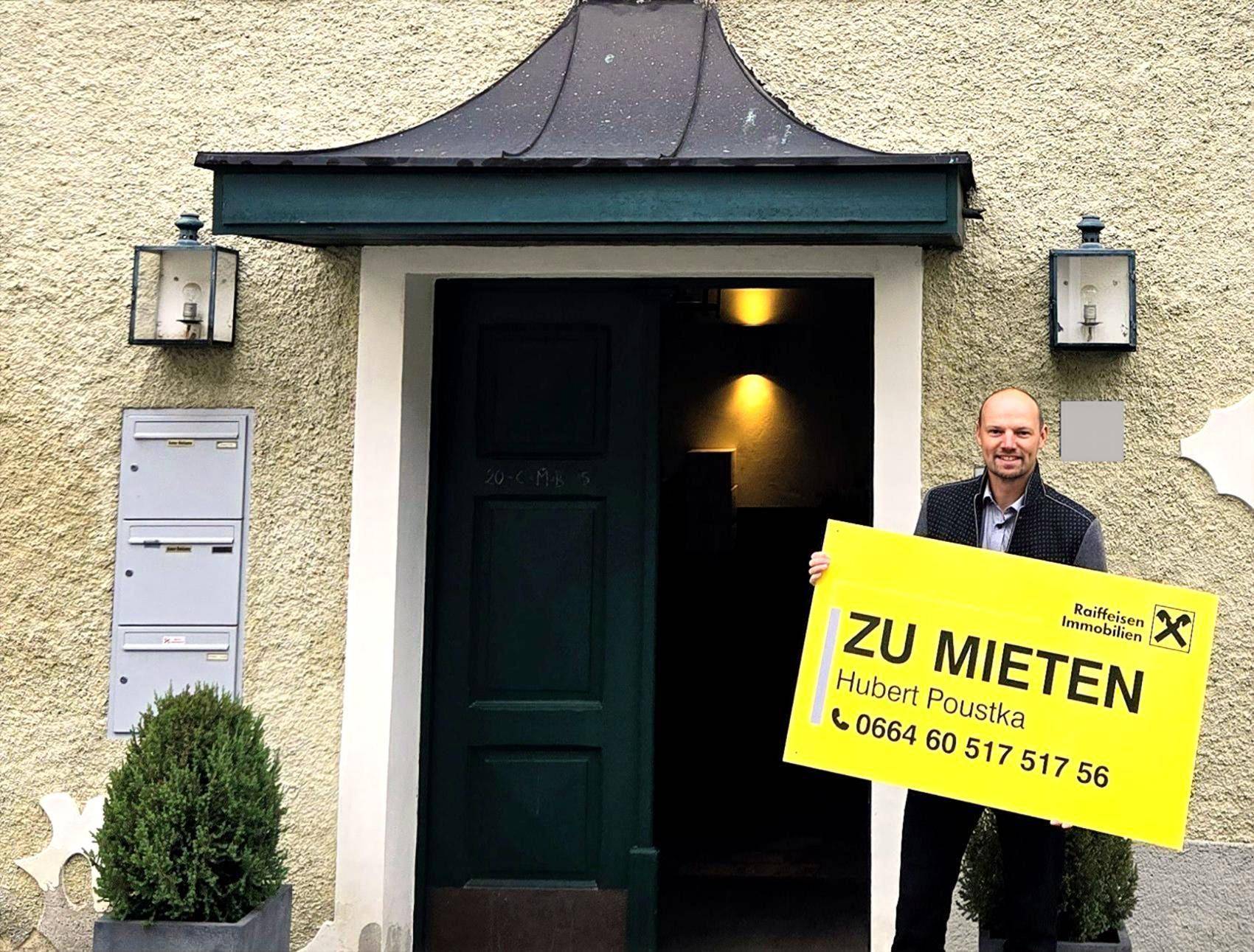 Haustüre im EG und Kontakt Immobilienmakler