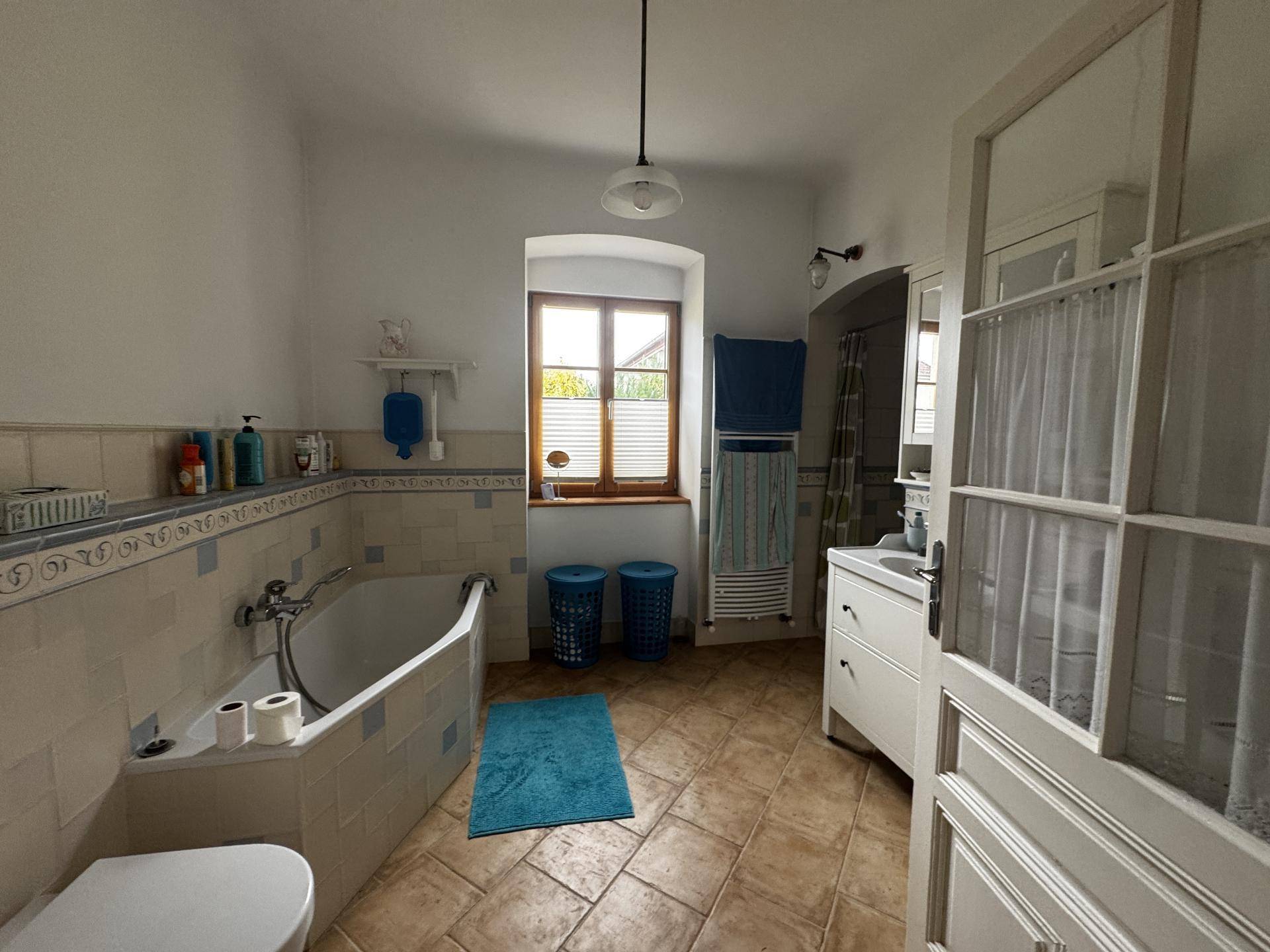 sehr geschmackvolles neues Badezimmer