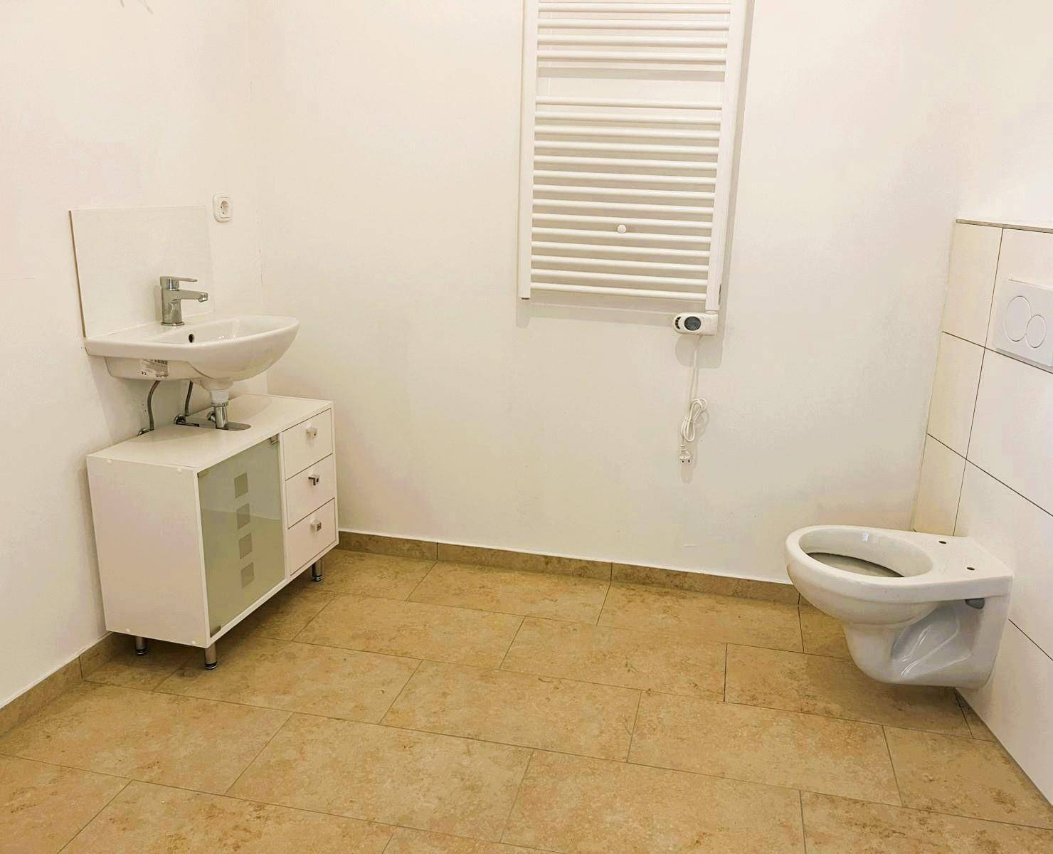 Bad mit Dusche, WC, Waschmaschinenanschluss