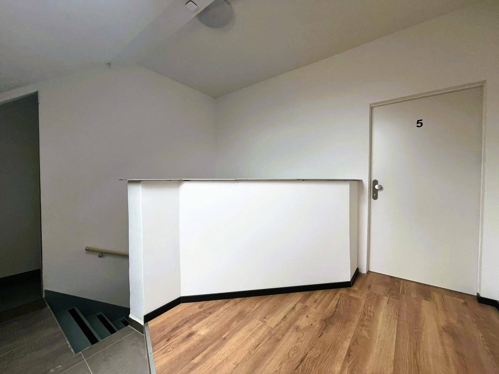 Stiegenaufgang, Wohnungstür