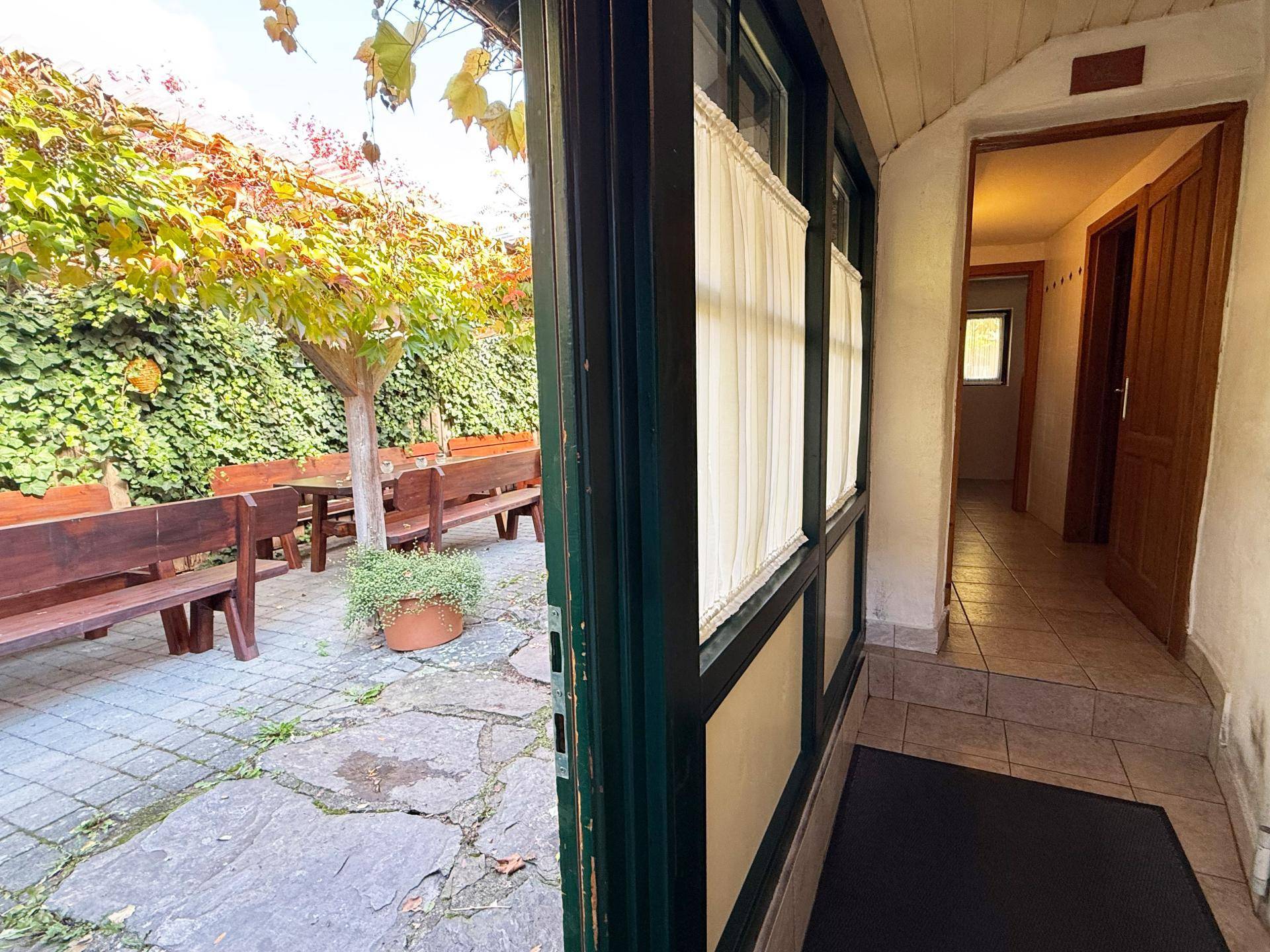 Gang zu Toiletten und Garten