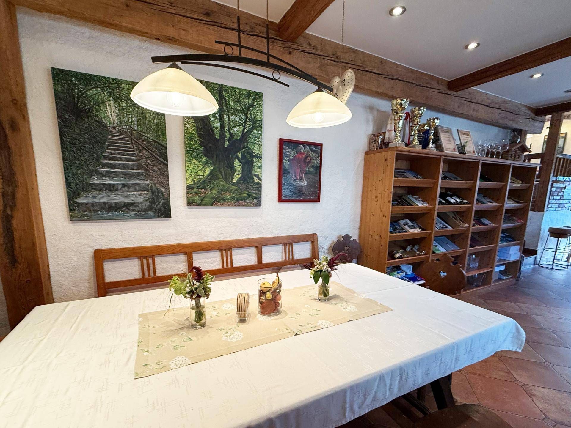 Sitzbereich neben Schank