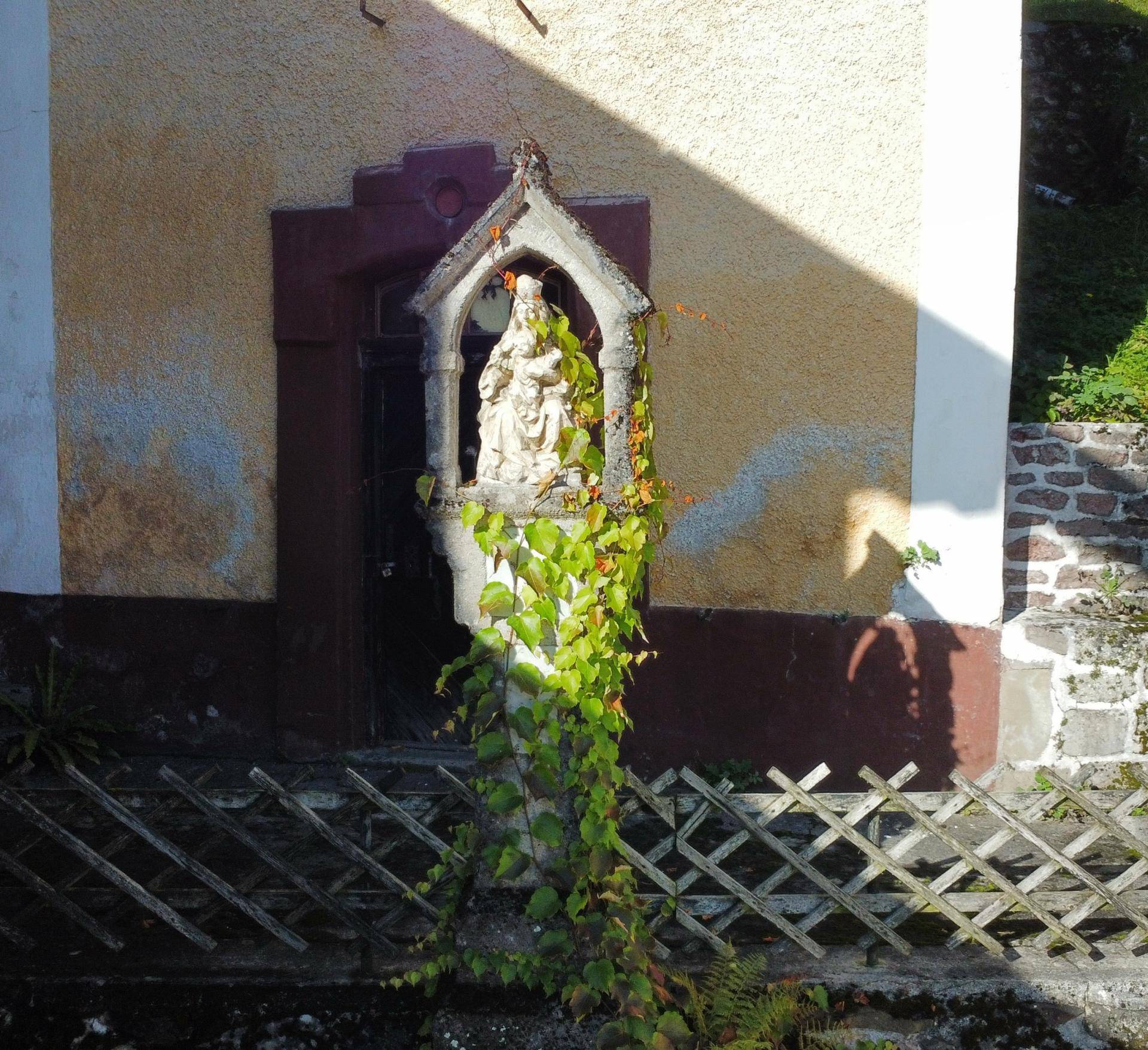 Mutter Gottes aus Stein beim Eingang
