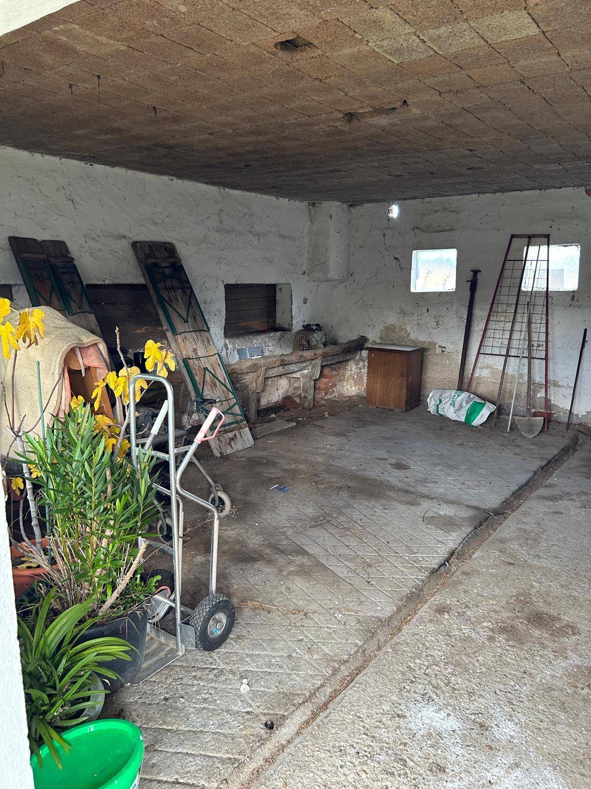 Geräumiger Abstellraum mit Betonboden und sichtbaren Wänden.