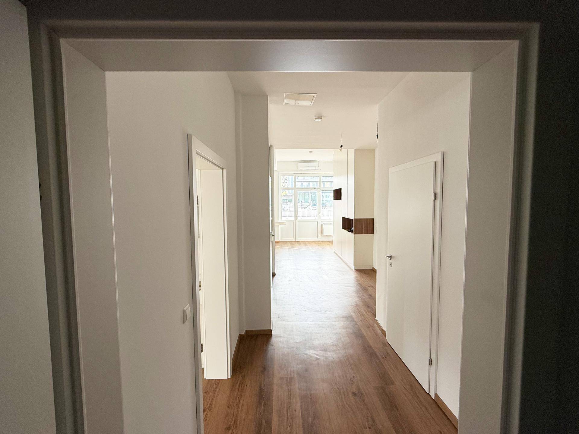 Gang / Blick aus Küche gen Entré